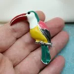 Брошь из разноцветной эмали в виде попугайчика