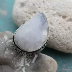 Кольцо из полупрозрачного лунного камня