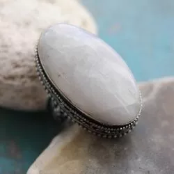 Крупное кольцо из лунного камня