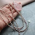 Длинное ожерелье из розового кварца с подвеской