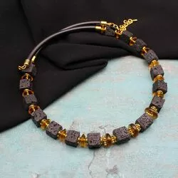 Ожерелье из черной лавы, балтийского янтаря, стекла