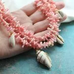 Ожерелья с розовым кораллом