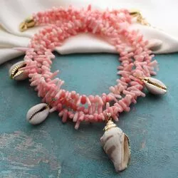 Ожерелье из розового коралла и ракушек