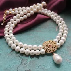 Ожерелье из белого жемчуга с подвеской из барочного жемчуга