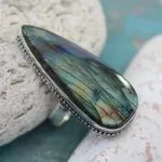 Кольцо с вытянутым камнем - лабрадор