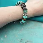 Модные браслеты с натуральными камнями - бирюза, резная кость