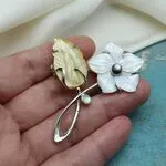 Брошь с перламутром - цветок из резного перламутра