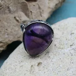 Элегантное кольцо с фиолетовым аметистом