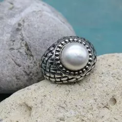 Стильное кольцо с крупным жемчугом