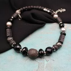 Ожерелье с черными камнями