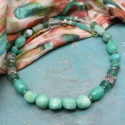 Ожерелье с зелеными камнями 
