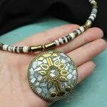 Ожерелье с перламутром и тибетской подвеской