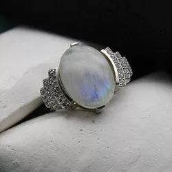 Серебряное кольцо с лунным камнем и белыми топазами