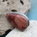 Стильное кольцо с яшмой