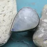 Полупрозрачный лунный камень в кольцах