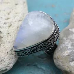 Кольцо с полупрозрачным лунным камнем