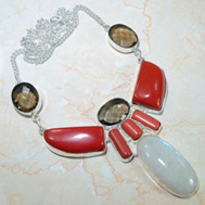 Колье из коралла, лунного камня, кварца, серебра 925
