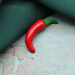 Брошь в виде перчика чили