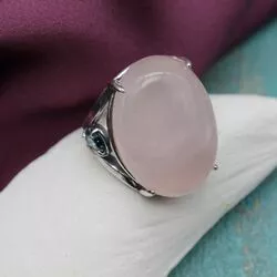 Кольцо с крупным розовым кварцем