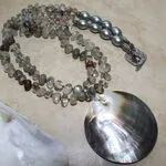 Колье из кварца, жемчуга майорка и перламутра