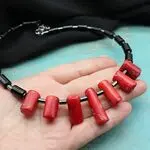 Чокер с красными и черными камнями