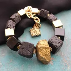 Браслет из золотистого кварца, лавы, черного агата