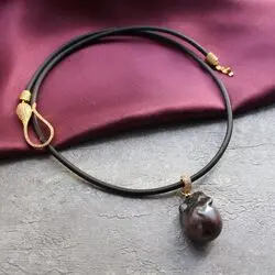 Ожерелье с черной барочной жемчужиной