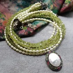 Ожерелье из жемчуга и хризолита с подвеской