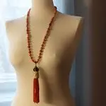 Колье с кисточкой из коралла