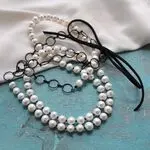 Колье из белых и черных камней - жемчуг