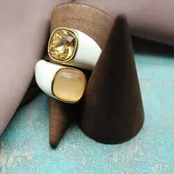 Стильное кольцо с эмалью и кристаллами