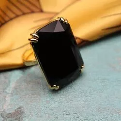 Кольцо с крупным черным кристаллом
