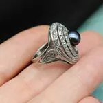 кольцо с черным жемчугом- серебро и цирконы