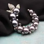 Брошь с майоркой - стильная брошь с серым жемчугом