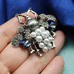 Брошь с кристаллами и жемчугом