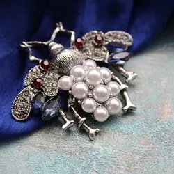 Брошь жемчужный жук