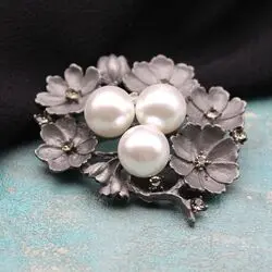 Брошь с жемчугом майорка