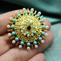 Брошь в античном стиле