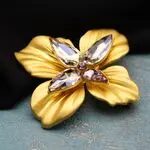 Брошь цветок с кристаллами