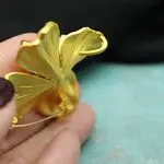 Стильная брошь подвеска - золотой цветок