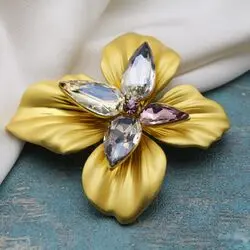 Брошь лилия с кристаллами