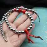 Чокер с кораллом и гематитом