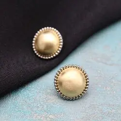 Серьги дизайнерские в виде золотых пуговиц