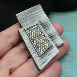 Стильная брошь с кристаллами