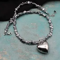 колье из гематита с сердечком