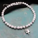 Стильные чокеры с подвесками