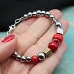 Авторские украшения с красными камнями - браслет с кораллом