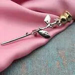 Брошь в виде розы