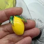 Брошь в виде лимона