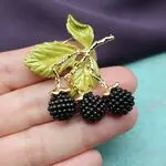 Брошь ежевичка